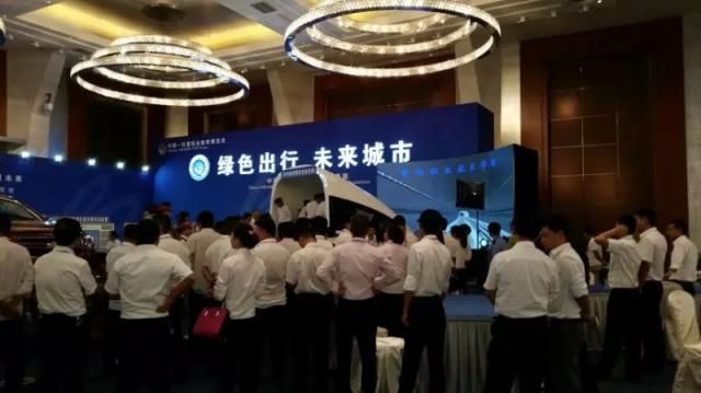 绿色出行　未来城市 